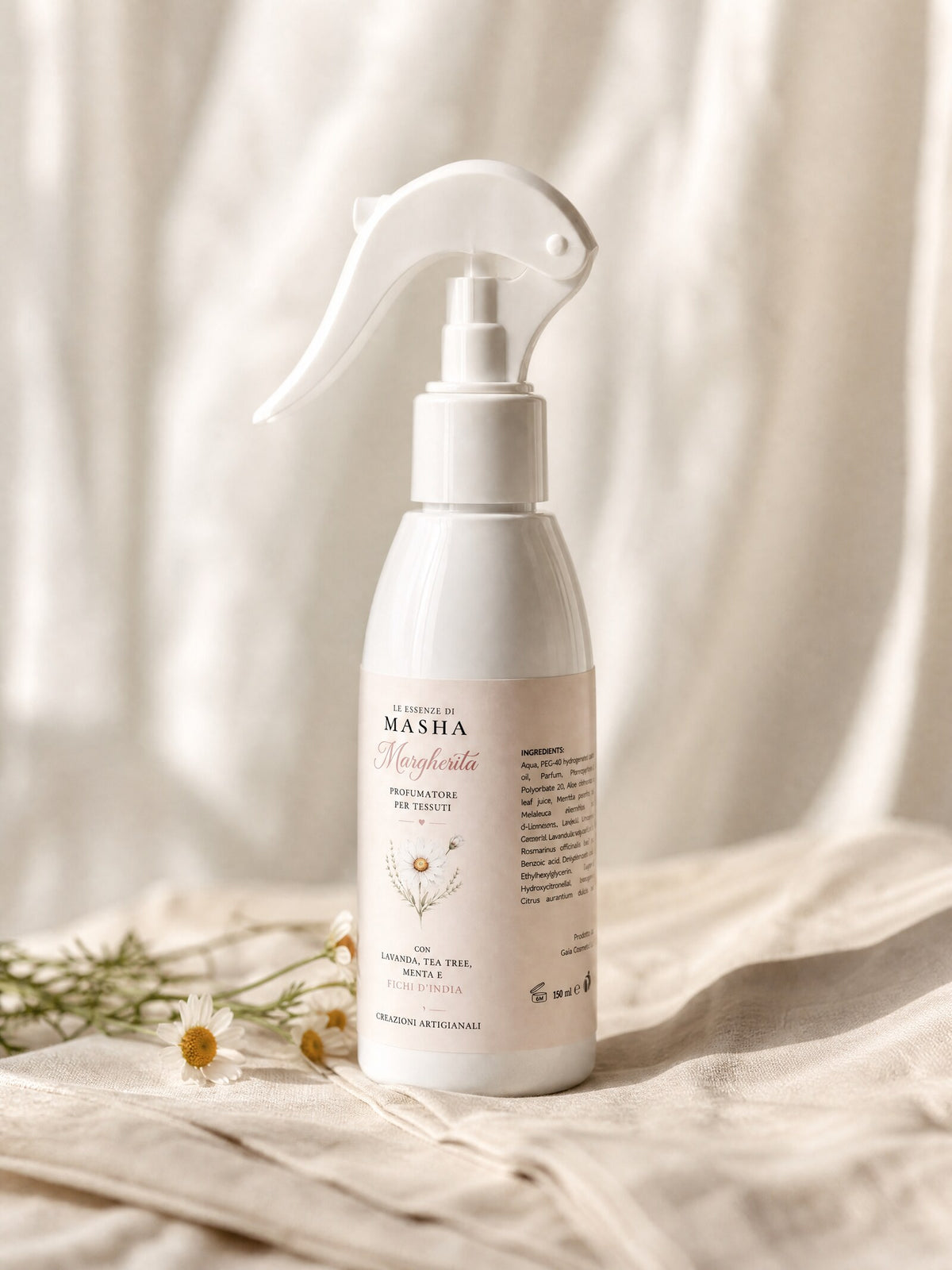 Margherita, profumatore per tessuti da 150 ml, su un telo di lino con margherite fresche.