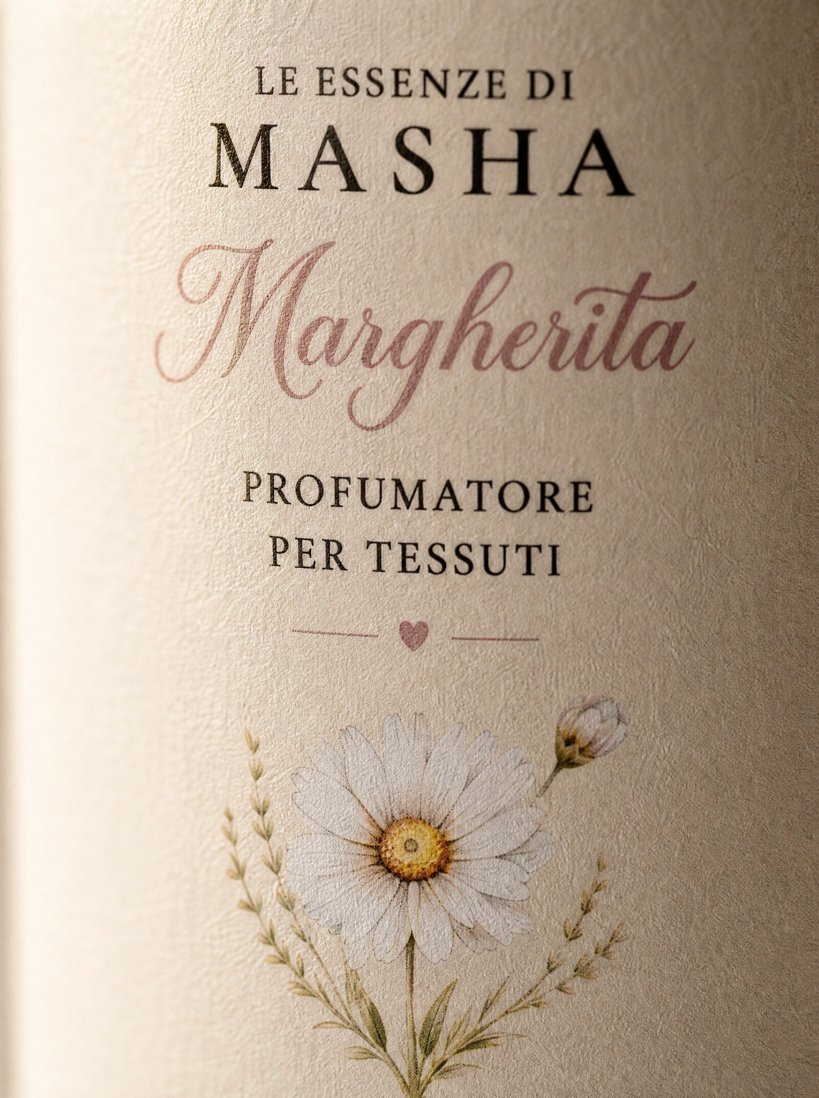 Macro dell'etichetta: il nome in corsivo e la margherita disegnata.
